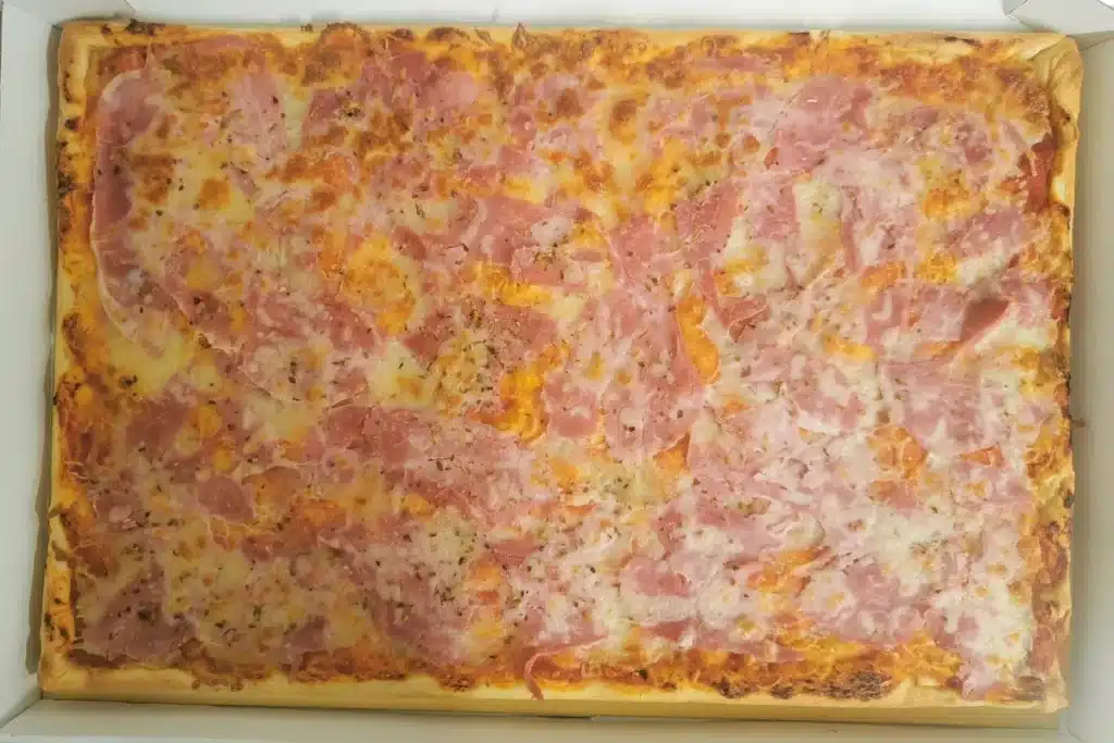 Pizza artisanale carrée au jambon et fromage, cuite à la perfection par le camion pizza événementiel PIZZ'A YANN.