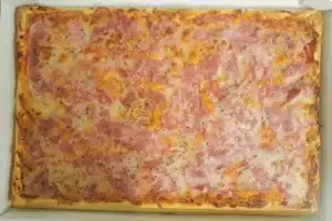 Pizza artisanale carrée au jambon et fromage, cuite à la perfection par le camion pizza événementiel PIZZ'A YANN.