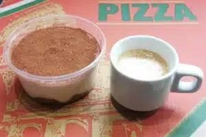 Tiramisu maison et café expresso proposés en complément des pizzas du food truck événementiel PIZZ'A YANN.