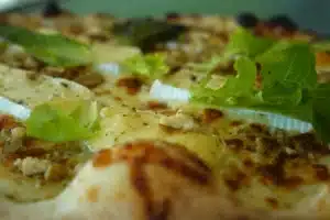 Pizza artisanale au chèvre et noix, préparée dans le food truck pizza PIZZ'A YANN avec une pâte croustillante et des ingrédients frais.
